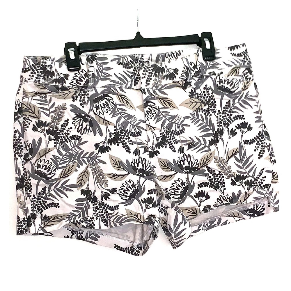 Size 14 Regular Old Navy Gray Floral print short
